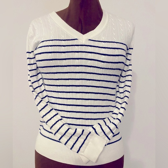 🖤🤍TOMMY HILFIGER 🤍🖤 White and black stripped v-neck sweater. Size medium. - Picture 5 of 12